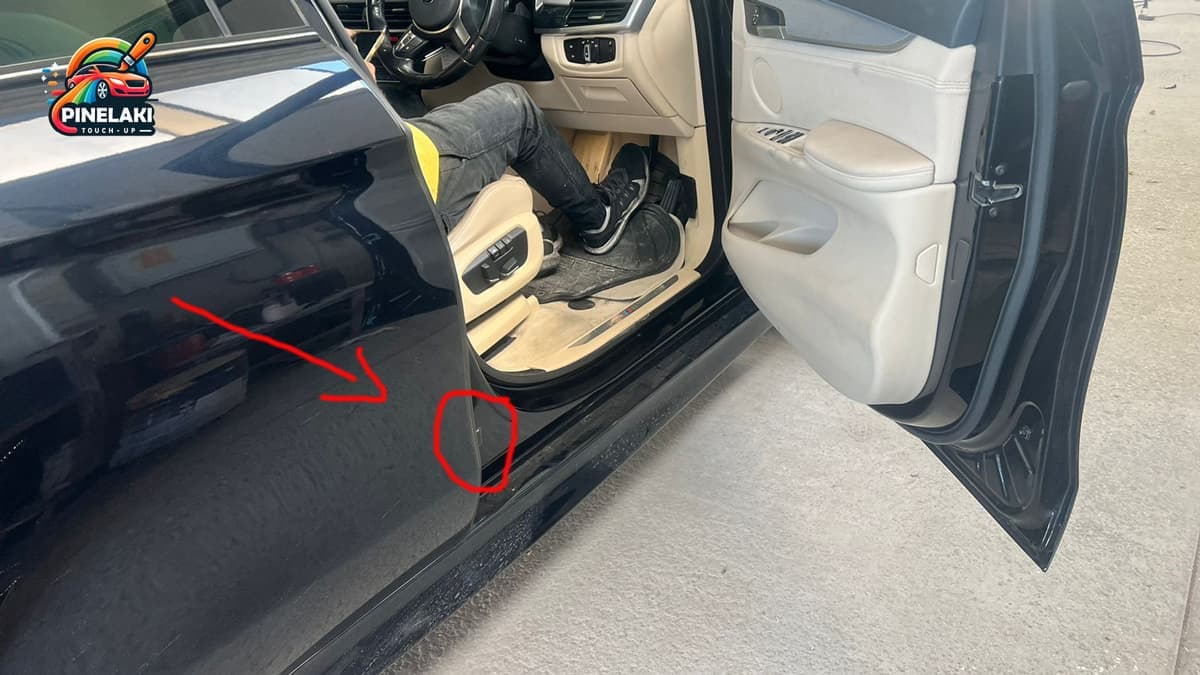 εικόνα που δείχνει τη θέση του πίνακα κωδικού χρώματος για τη σειρά BMW X6