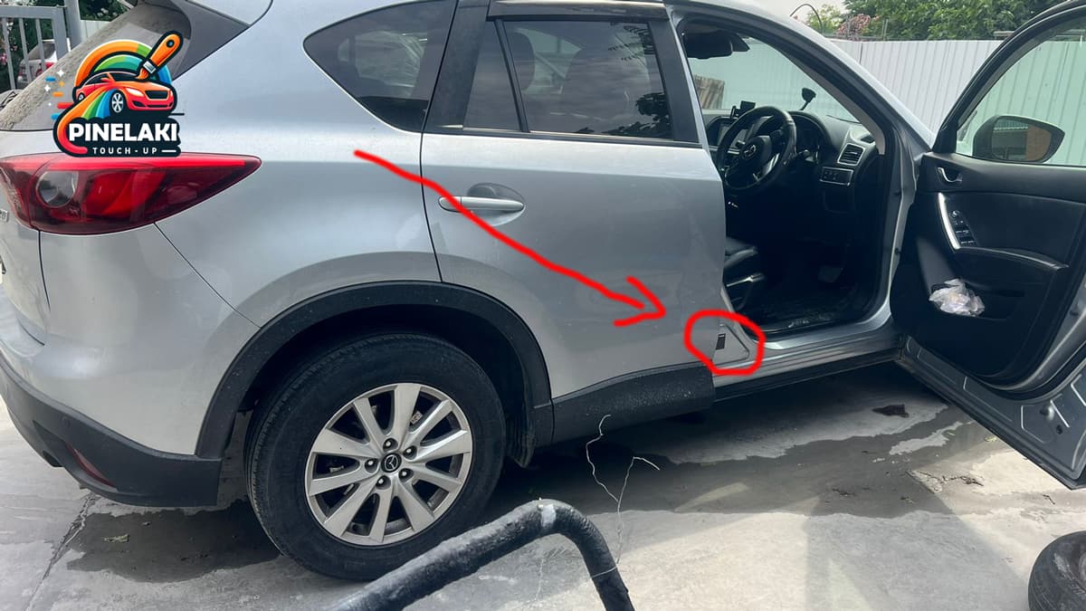 Τοποθεσία του κωδικού χρώματος στο Mazda CX-5 2015