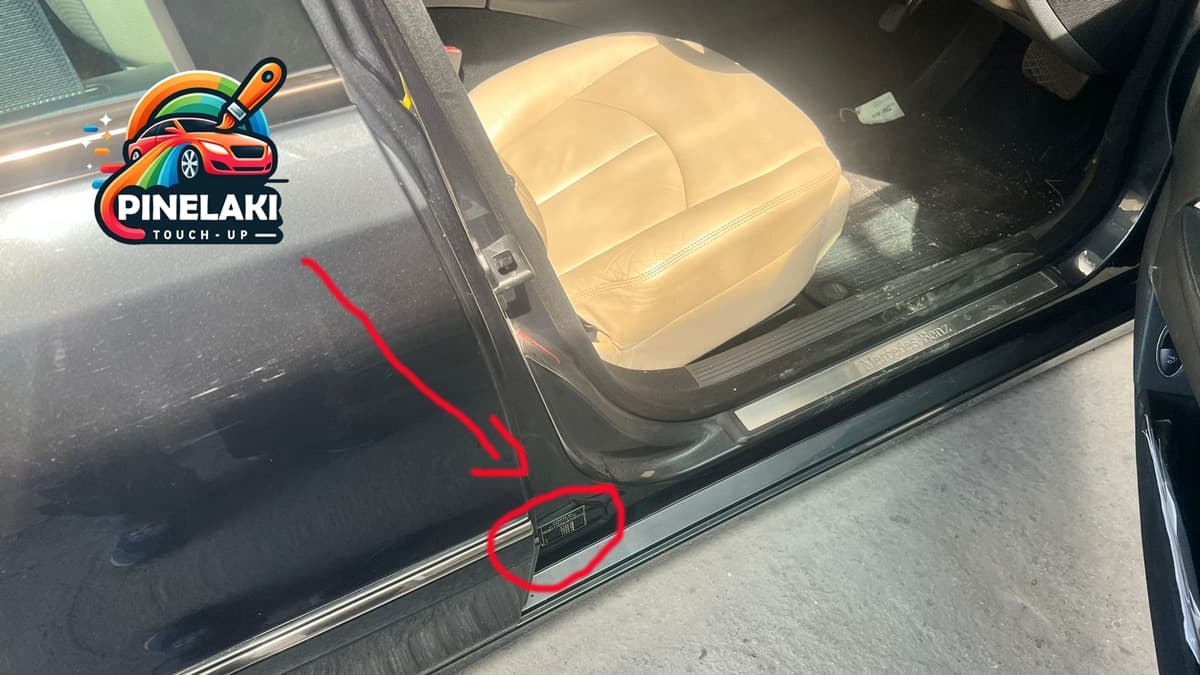 εικόνα που δείχνει τη θέση του κωδικού χρώματος της Mercedes E Class