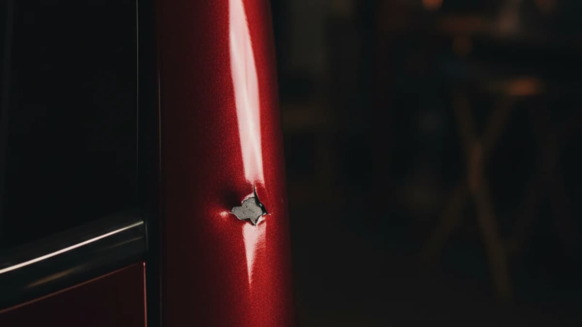 Κοντινό πλάνο κολόνας Β Skoda Kodiaq σε Velvet Red Premium Metallic με βαθούλωμα και ξεφλούδισμα